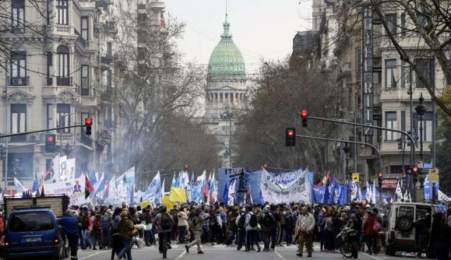 Marchas y ollas populares en rechazo de ajuste económico en Argentina