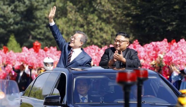 El presidente surcoreano aclamado a su llegada a Pyongyang