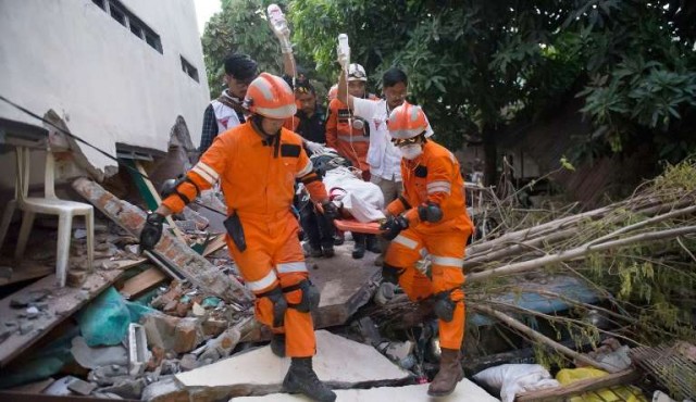 El balance de muertos en el seísmo y el tsunami en Indonesia sube a 832 personas