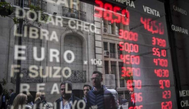 Argentina pone en marcha política cambiaria pactada con FMI