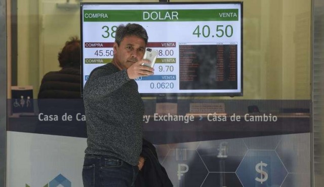 Peso argentino se apreció 2,89% en inicio de régimen cambiario pactado con FMI