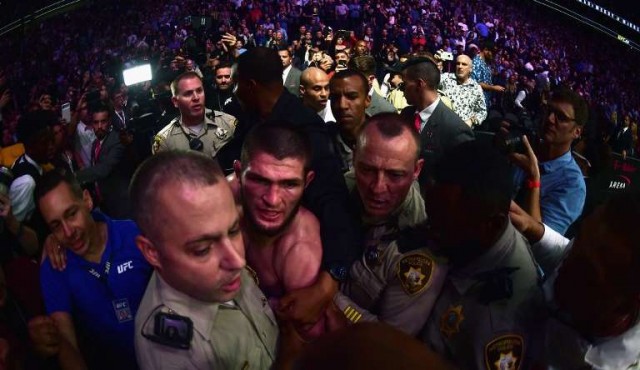 Nurmagomedov venció a McGregor y salió del octágono para seguir peleando