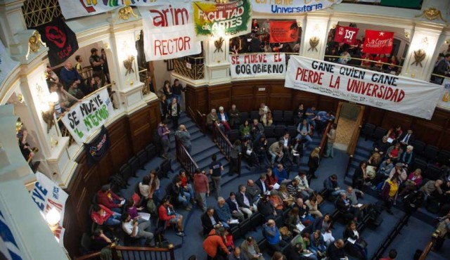 Los cantos y agresiones en la elección del nuevo rector de la Udelar
