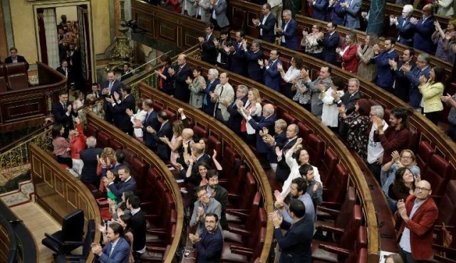 El gobierno español y Podemos pactan un presupuesto antiausteridad​