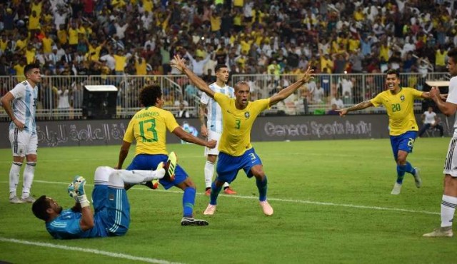 Brasil vence 1-0 a Argentina en un deslucido superclásico