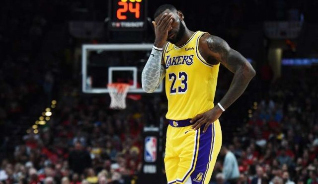 LeBron debutó con derrota en los Lakers