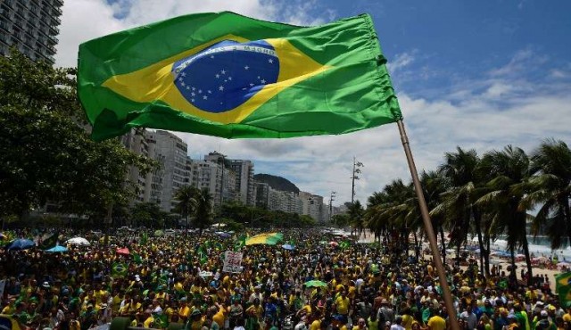 En la favela o en la web, candidatos en Brasil juegan sus últimas cartas