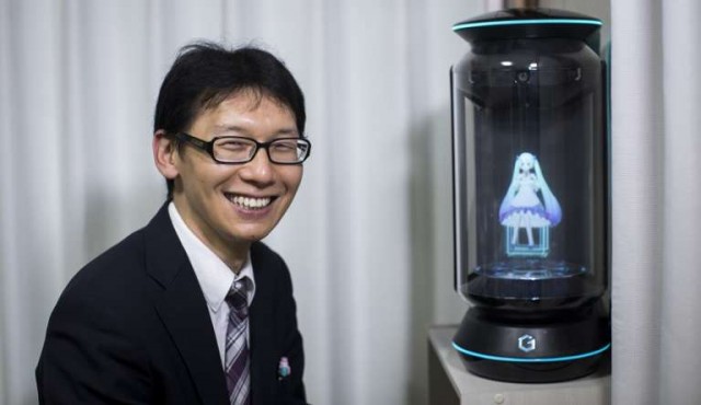 El hombre japonés que se “casó” con un holograma​