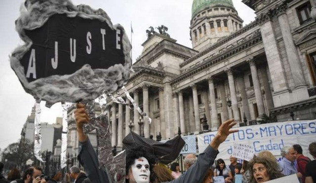 Senado argentino vota presupuesto de ajuste pactado con el FMI