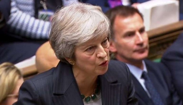 Debilitada por dimisiones a raíz del Brexit, May se debate ante el parlamento