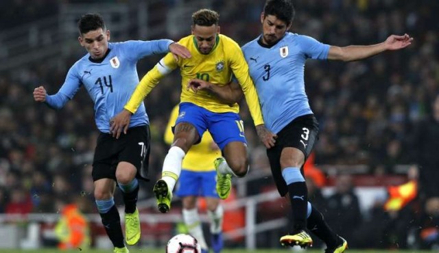 Uruguay mejora su versión pero ante Brasil con eso no alcanza 