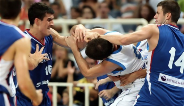 Batalla campal en Grecia - Serbia