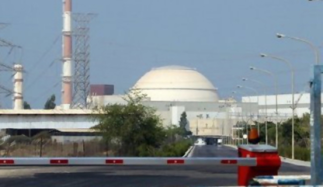 Irán lanza primera planta nuclear