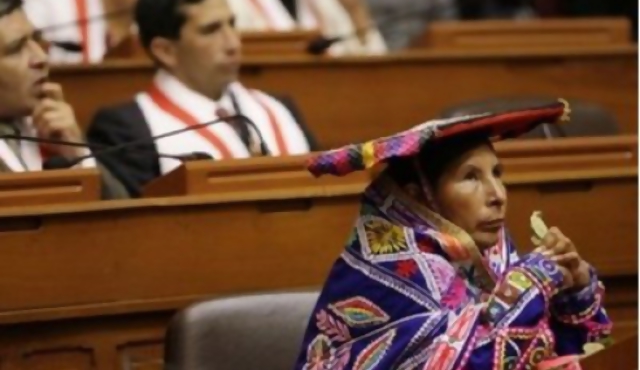 Indígena al frente de la educación peruana