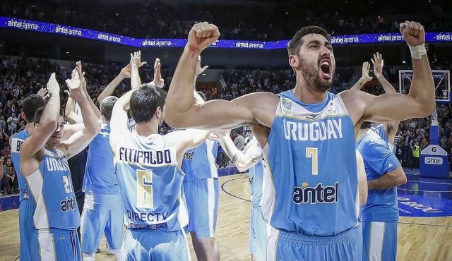 Calfani se viste de héroe y Uruguay se acerca al Mundial 