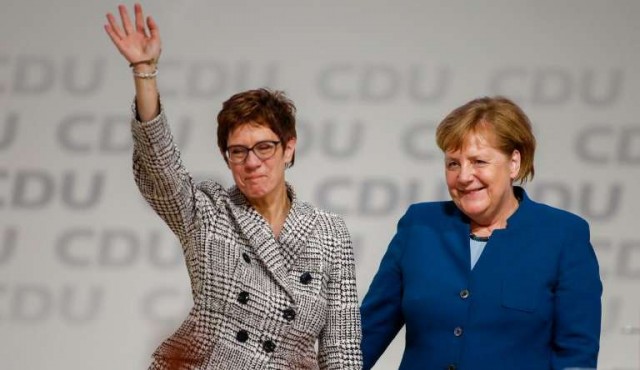 Los conservadores alemanes eligen como líder a una seguidora fiel de Merkel
