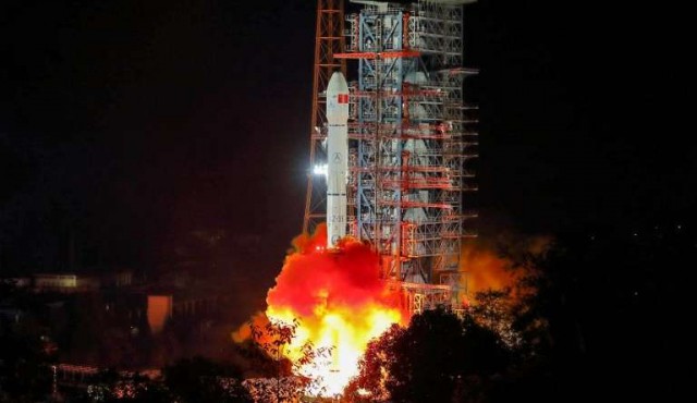 China lanza la primera nave para explorar la cara oculta de la Luna