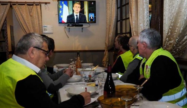 Macron anuncia aumento del sueldo mínimo para calmar protestas de “chalecos amarillos”