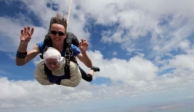 Una bisabuela de 102 años se convierte en la paracaidista más anciana del planeta
