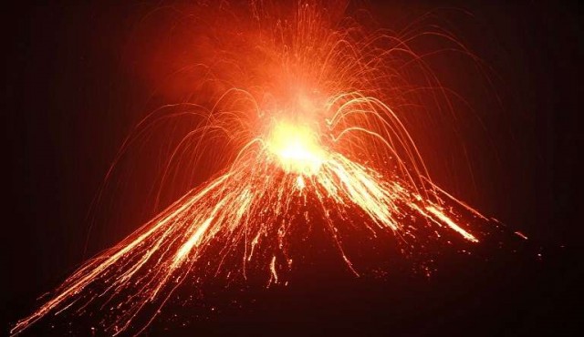 Furioso “Hijo de Krakatoa” retumbó en Indonesia