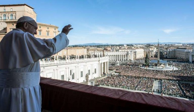 El papa apela a “la fraternidad” entre los pueblos en su mensaje de Navidad