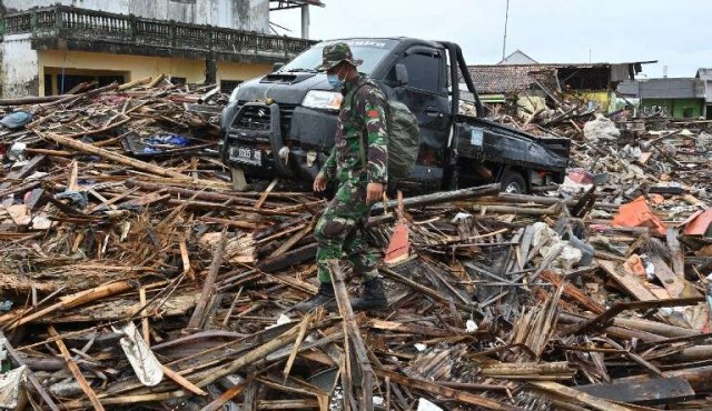 Tsunami en Indonesia dejó más de 400 muertos