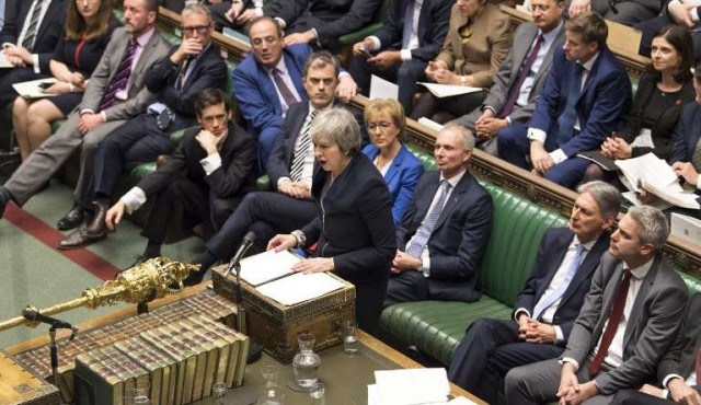 El caos del Brexit se agrava con una moción de censura a Theresa May​