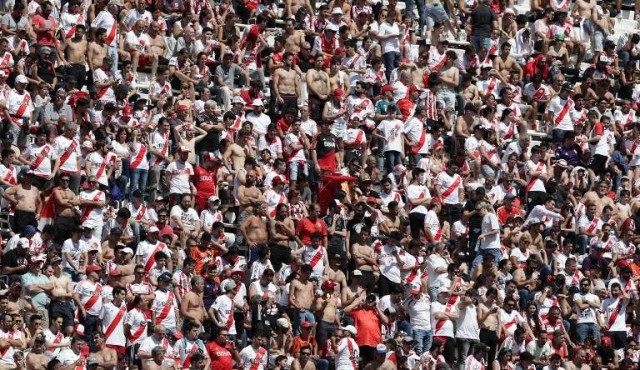 Argentina prohíbe ingreso a estadios a más de 400 hinchas​