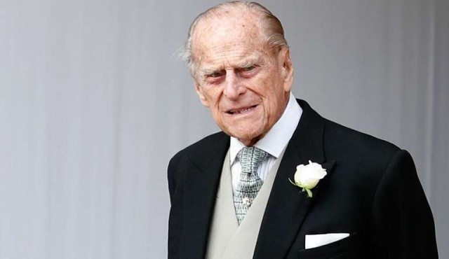 A los 97 años, choca el esposo de la reina Isabel y desata la polémica en el Reino Unido