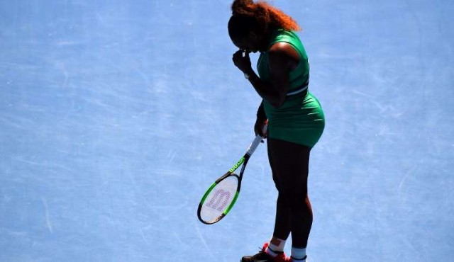 Djokovic avanza en Australia, Serena no