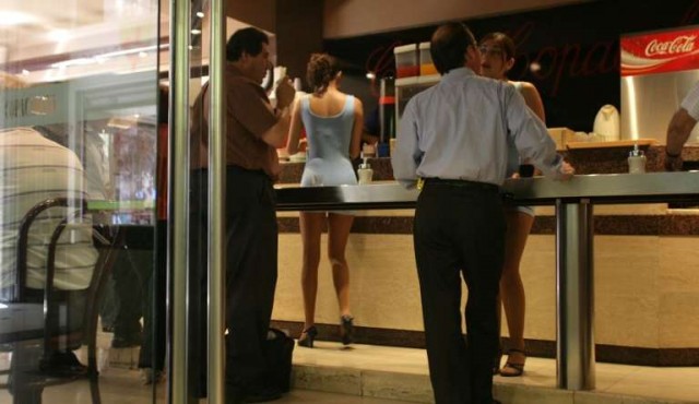 Los “cafés con piernas” chilenos resisten la ola feminista