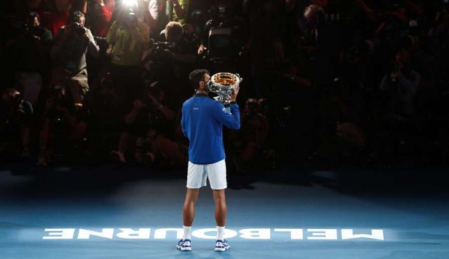 Djokovic no le dio opción a Nadal e hizo historia en Australia