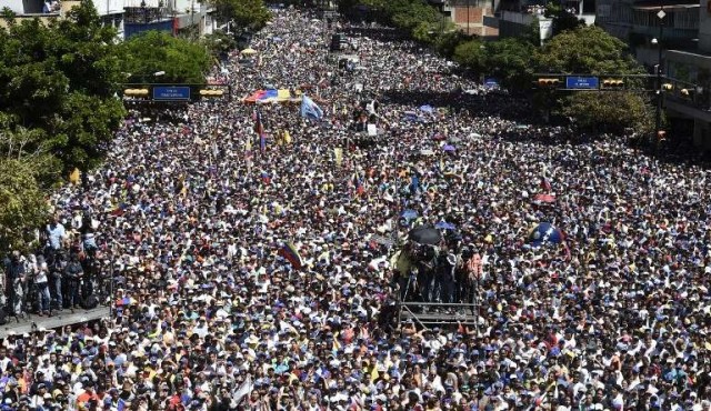 Guaidó pone fecha para el ingreso de la ayuda humanitaria que Maduro rechaza