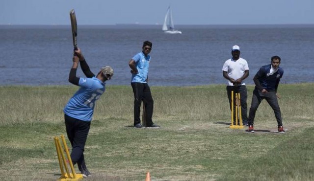 La selección uruguaya de cricket, integrada por indios, busca su lugar para jugar