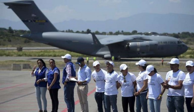 Guaidó convoca a manifestaciones mientras recibe más ayuda humanitaria