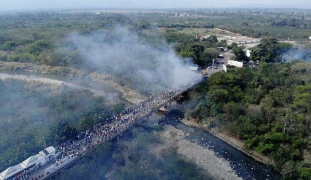 Dos muertos en fuertes disturbios en Venezuela por bloqueo a ayuda humanitaria​