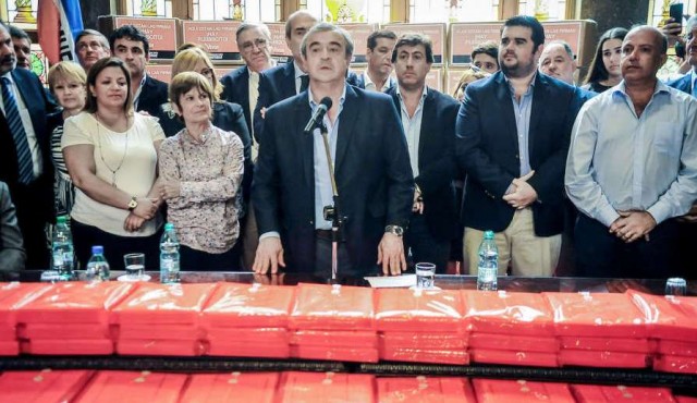 Larrañaga presentó más de 400.000 firmas para “vivir sin miedo”: “el acto de oposición más importante”