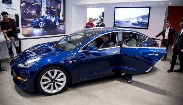 Tesla dice que su auto eléctrico de 35.000 dólares está listo para rodar