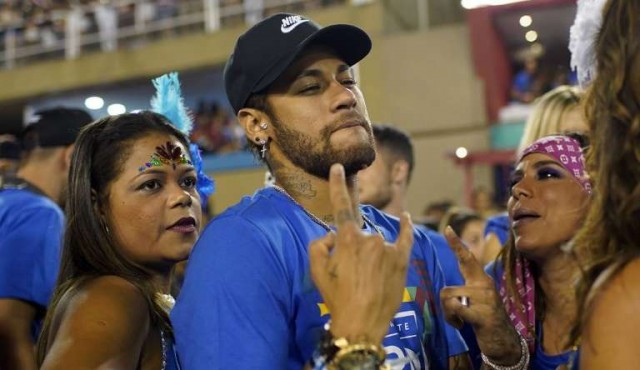  Neymar en el Sambódromo de Rio con Anitta