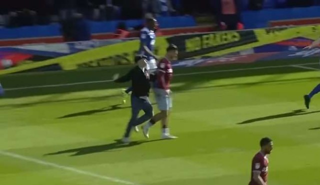Jugador del Aston Villa fue agredido por un hincha en pleno partido