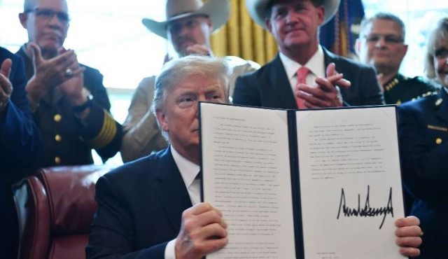Trump usó su primer veto para cumplir con su promesa de campaña de construir el muro​