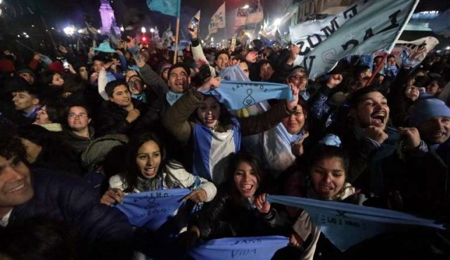 Manifestantes antiaborto vuelven a ganar las calles en Argentina
