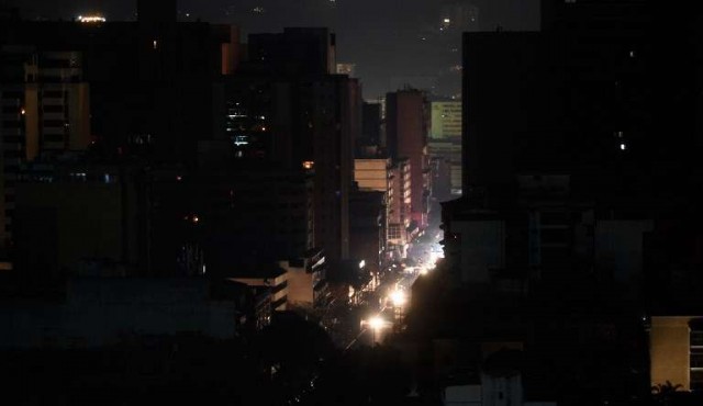 Venezuela de nuevo a oscuras antes de protestas contra apagones