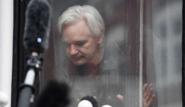 Ecuador revocó asilo y Assange fue detenido en Londres