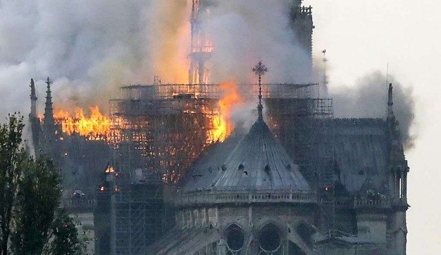Incendio en curso en la catedral Notre Dame de París