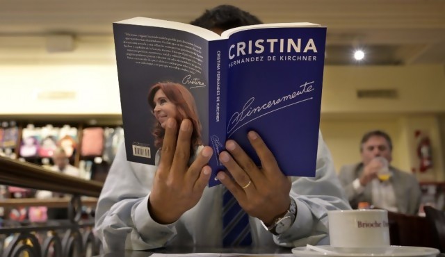 Cristina Kirchner, éxito editorial que presagia confirmación de candidatura