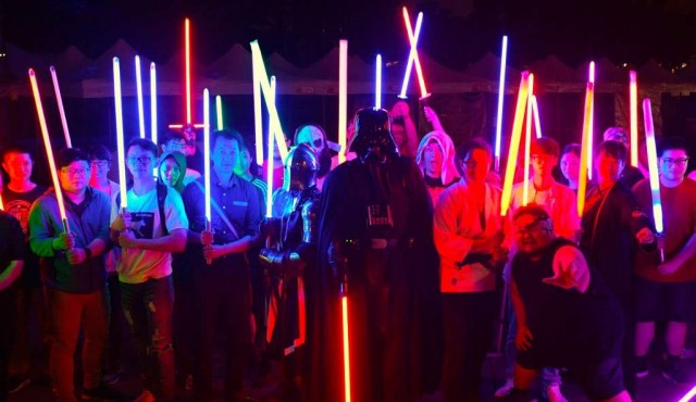 Fanáticos de Star Wars fabricaron sus propias espadas láser