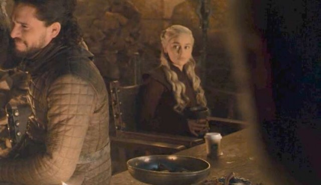 Un vaso de café se coló en el episodio de Game of Thrones
