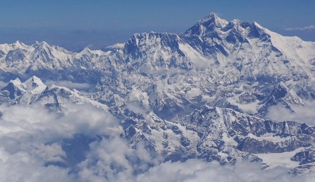 El Everest se enfrenta a un año récord de montañistas y problemas de seguridad