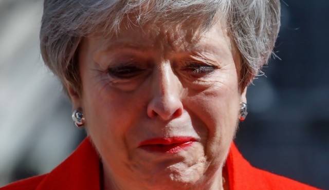 Theresa May dimite, derrotada por un Brexit imposible